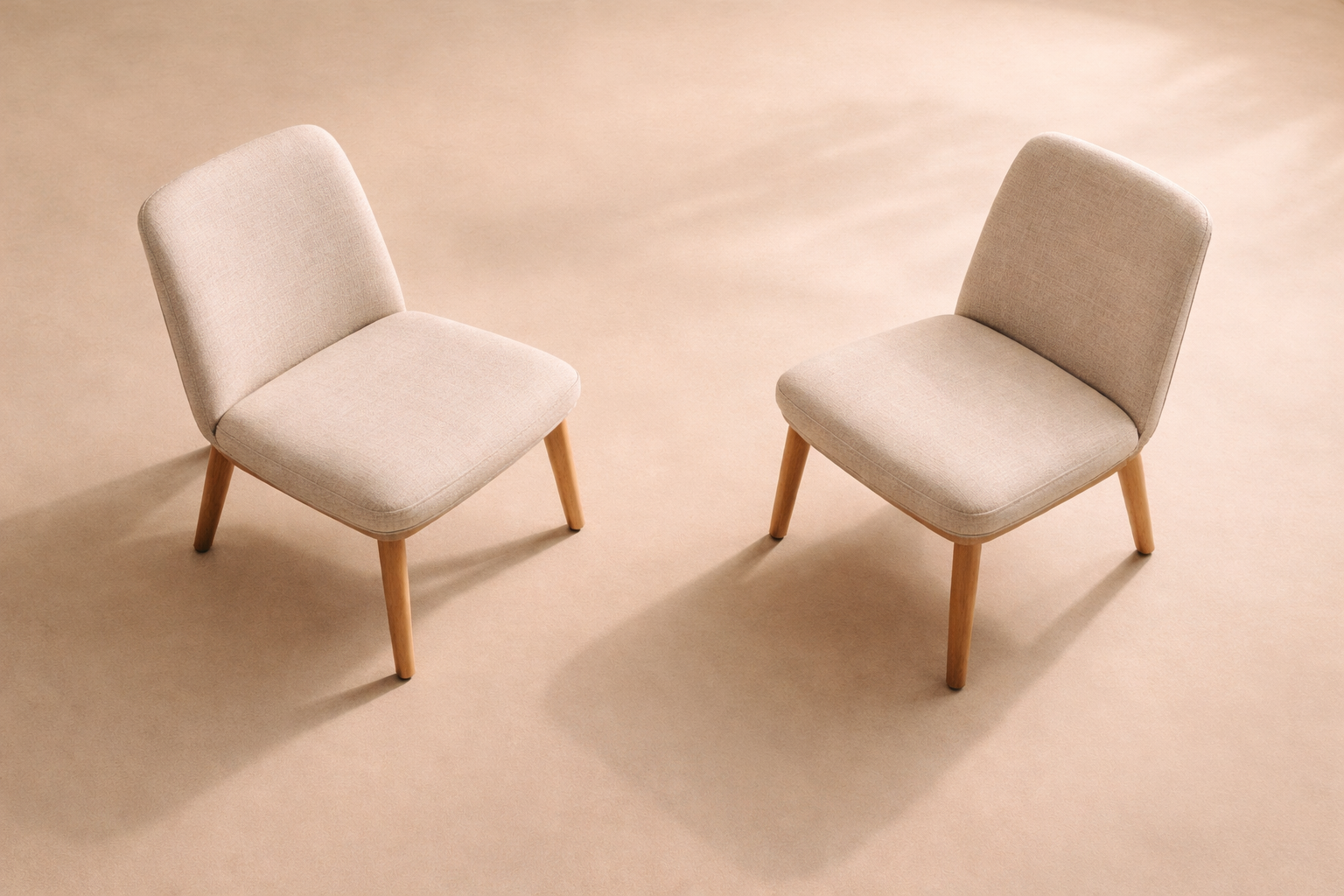 Dos sillas vacías frente a frente, representando el espacio terapéutico y la elección entre psicólogo y terapeuta