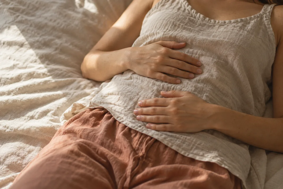 Manos apoyadas sobre el pecho y el abdomen